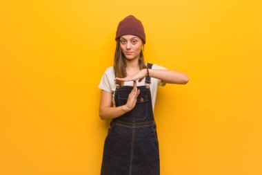 Genç hippi kadın mola veriyor.