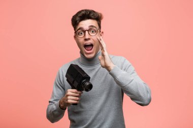 Genç entellektüel bir adam elinde bir film kamerasıyla heyecanla bağırıyor..