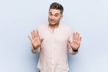 Genç yakışıklı havalı adam iğrenme hareketi yapan birini reddediyor..