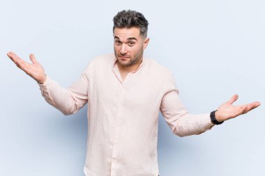 Genç yakışıklı havalı bir adam sorgulama sırasında omuz silkiyor ve şüphe duyuyor..