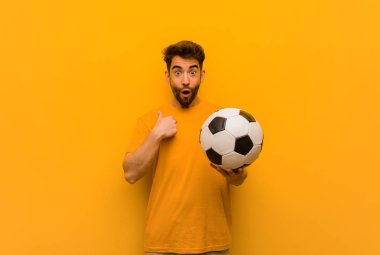 Genç futbolcu şaşırdı, başarılı ve başarılı hissediyor.