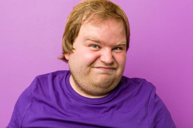 Genç otantik kızıl saçlı şişman adam gergin elleriyle çığlık atıyor..