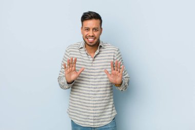 Genç, yakışıklı Filipinli adam tiksinti gösteren birini reddediyor..