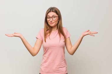 Genç Rus doğal kız şüphe ve Shrugging omuz