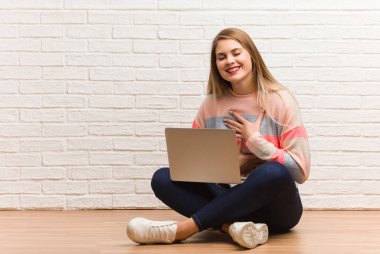 Genç Rus öğrenci kadın oturmuş gülüyor ve eğleniyor.