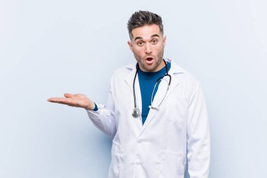 Genç yakışıklı doktor, avuç içi fotokopi alanını tutmaktan çok etkilendi..