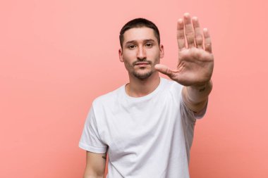 Genç, sıradan bir adam elini uzatmış, dur işareti gösteriyor ve seni engelliyor..