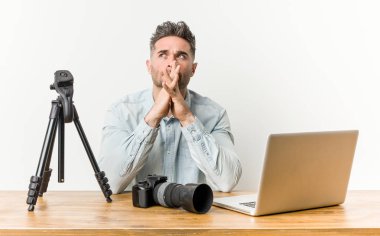 Genç yakışıklı fotoğrafçılık öğretmeni bir plan yapıyor, bir fikir kuruyor..