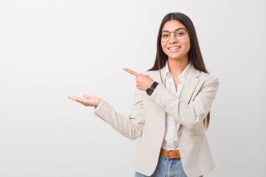 Genç iş kadını, beyaz bir arkaplan karşısında izole edilmiş. Elinde bir fotokopi alanı tutarken heyecanlı..