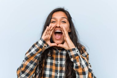 Genç, havalı Hintli kadın heyecanla bağırıyor..