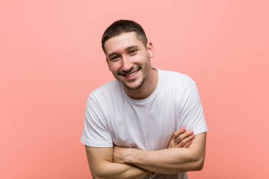 Genç adam gülüyor ve eğleniyor..