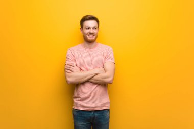 Genç Kızıl saçlı adam gülümsüyor emin ve geçiş silah, arıyor