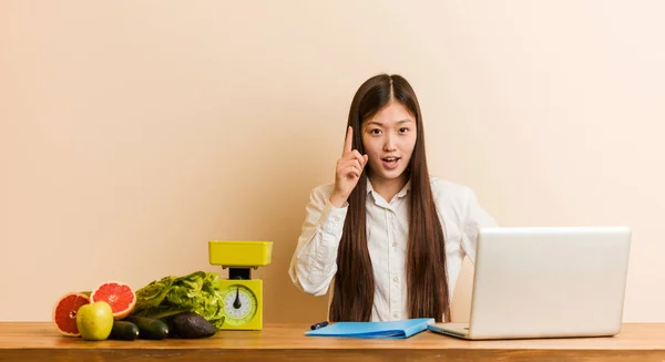 Młoda Chińska Dietetyczka Pracująca Laptopem Mająca Pomysł Inspirację — Zdjęcie stockowe