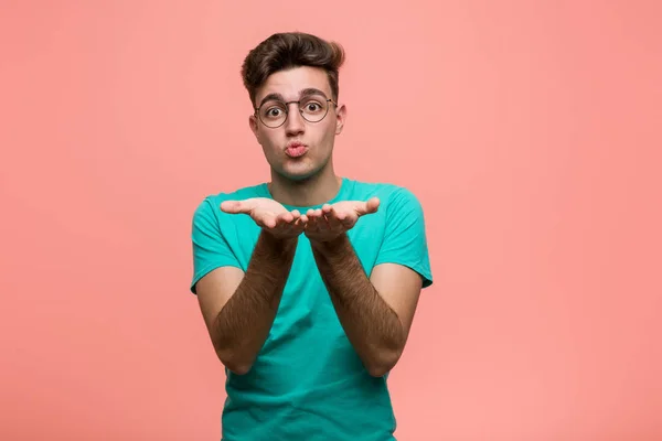 Joven Fresco Caucásico Hombre Plegable Labios Celebración Palmas Para Enviar —  Fotos de Stock