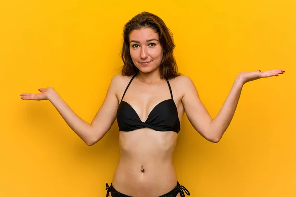Bikini Giyen Genç Avrupalı Kadın Sorgulama Jesti Için Omuzlarını Silkiyor — Stok fotoğraf