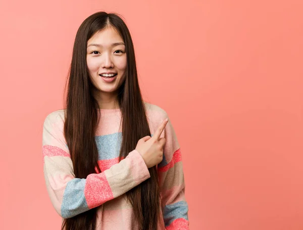 Jonge Koele Chinese Vrouw Glimlachen Wijzen Opzij Iets Laten Zien — Stockfoto