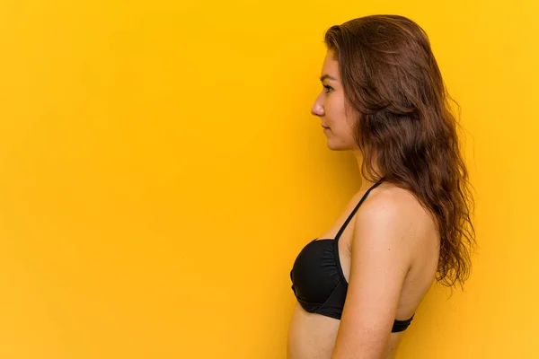 Junge Europäerin Bikini Blickt Nach Links Seitlich Posiert — Stockfoto