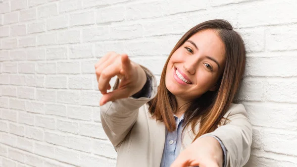 Ung Affärskvinna Glad Och Ler Pekar Framsidan — Stockfoto