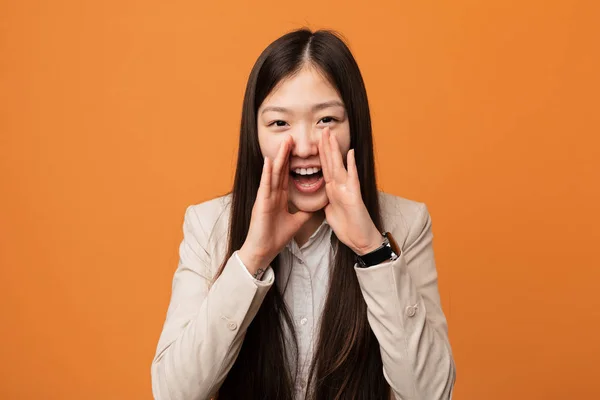 Joven Mujer China Negocios Gritando Emocionada Frente —  Fotos de Stock