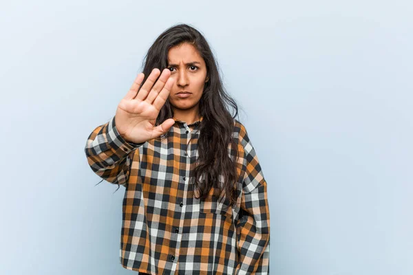 Jovem Mulher Indiana Legal Com Mão Estendida Mostrando Sinal Parada — Fotografia de Stock