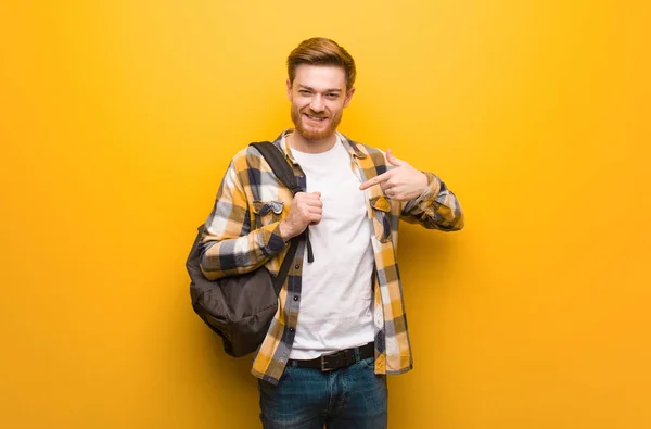 Joven Pelirroja Estudiante Hombre Persona Señalando Mano Espacio Copia Camisa — Foto de Stock