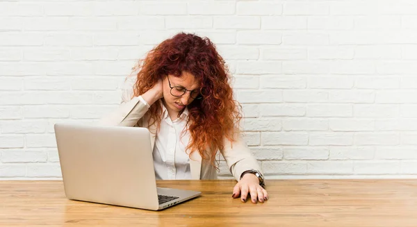 Junge Rothaarige Lockige Frau Die Mit Ihrem Laptop Arbeitet Leidet — Stockfoto