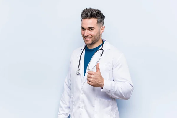 Mladý Pohledný Lékař Muž Usmívá Zvedá Palec Nahoru — Stock fotografie