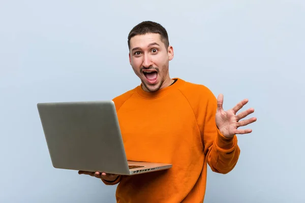 Jovem Caucasiano Segurando Laptop Celebrando Uma Vitória Sucesso — Fotografia de Stock