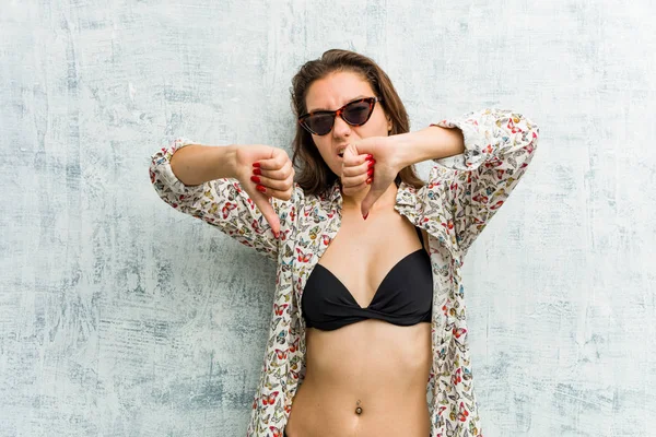 Bikini Giyen Genç Avrupalı Kadın Başparmağını Aşağı Gösteriyor Hoşlanmadığını Ifade — Stok fotoğraf