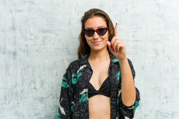 Nuori Eurooppalainen Nainen Yllään Bikinit Osoittaa Numero Yksi Sormella — kuvapankkivalokuva