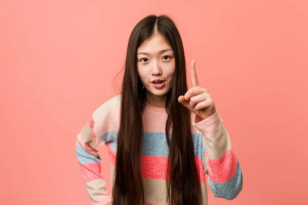 Νεαρή Cool Κινέζα Γυναίκα Έχει Μια Ιδέα Έμπνευση Έννοια — Φωτογραφία Αρχείου