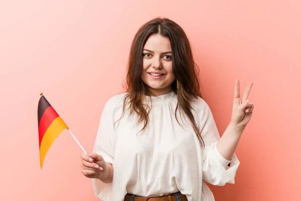 Молода Пишна Жінка Плюс Розмір Тримає Прапор Німеччини Показує Номер — стокове фото