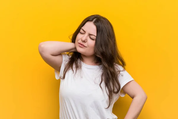 Young Curvy Size Woman Suffering Neck Pain Due Sedentary Lifestyle — Stok fotoğraf