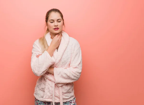 Jovem Russa Vestindo Pijama Tosse Doente Devido Vírus Infecção — Fotografia de Stock