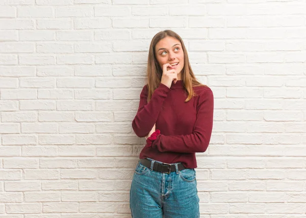 Jeune Femme Cool Sur Mur Briques Détendu Penser Quelque Chose — Photo