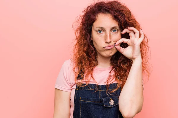 Mladá Hezká Zrzka Zrzka Žena Džínách Dungaree Prsty Rtech Drží — Stock fotografie