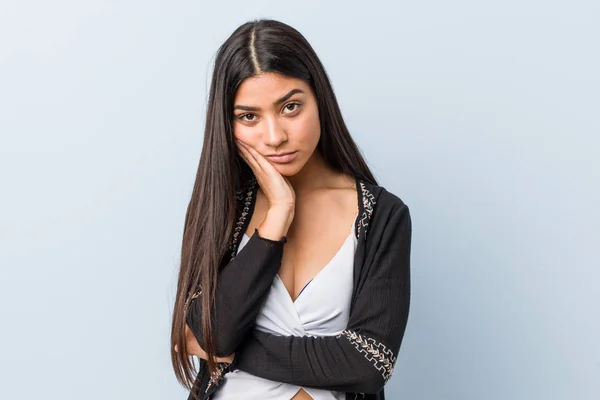 Ung Naturlig Och Vacker Arabiska Kvinna Som Uttråkad Trött Och — Stockfoto