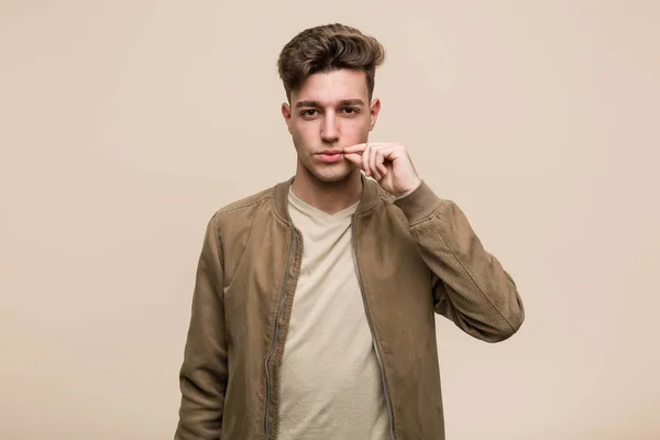 Junger Kaukasischer Mann Trägt Eine Braune Jacke Mit Fingern Auf — Stockfoto