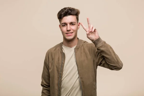 Junger Kaukasischer Mann Brauner Jacke Mit Siegeszeichen Und Breitem Lächeln — Stockfoto