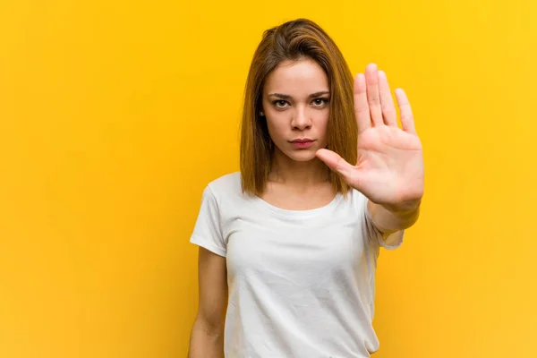 Jonge Natuurlijke Blanke Vrouw Staan Met Uitgestrekte Hand Tonen Stop — Stockfoto