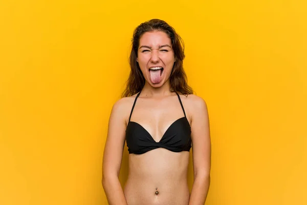 Genç Avrupalı Kadın Bikini Giyiyor Komik Dostça Dilini Uzatıyor — Stok fotoğraf