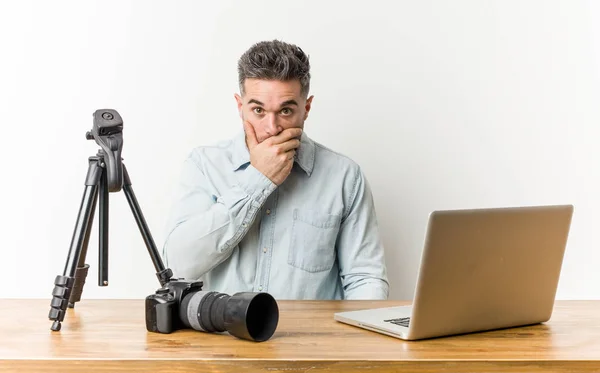 Jeune Beau Professeur Photographie Réfléchi Regardant Vers Espace Copie Couvrant — Photo