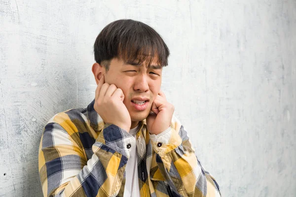 Молодой Китаец Закрывает Уши Руками — стоковое фото