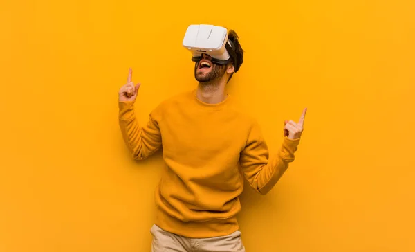 Joven con gafas de realidad virtual —  Fotos de Stock