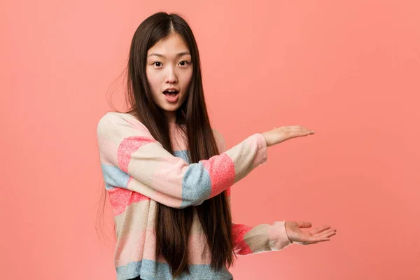 Jonge Koele Chinese Vrouw Geschokt Verbaasd Met Een Kopieerruimte Tussen — Stockfoto