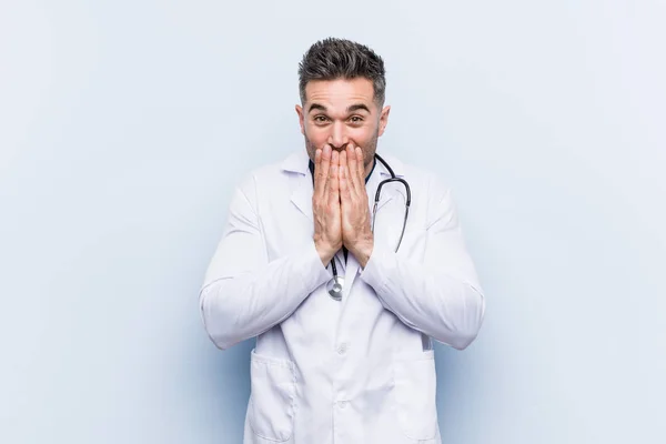 Νεαρός Όμορφος Γιατρός Γελάει Κάτι Καλύπτει Στόμα Χέρια — Φωτογραφία Αρχείου