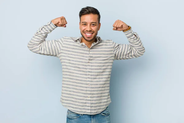 Jonge Knappe Filipijnse Man Tonen Kracht Gebaar Met Armen Symbool — Stockfoto