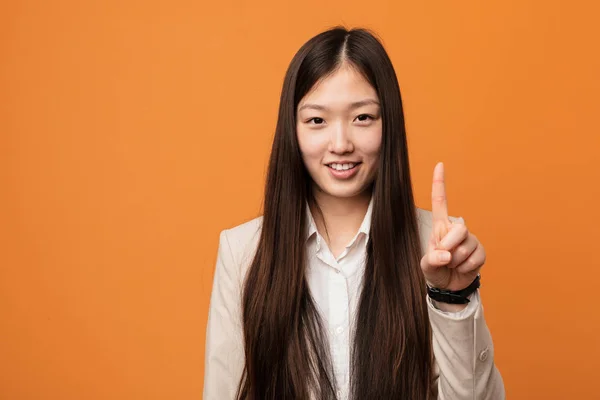 Νεαρή Κινέζα Επιχειρηματίας Που Δείχνει Νούμερο Ένα Δάχτυλο — Φωτογραφία Αρχείου