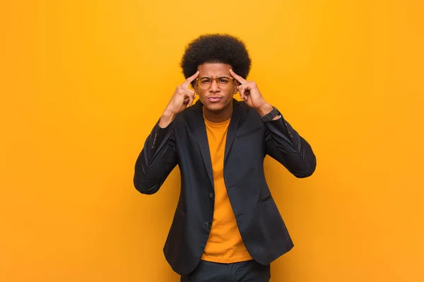 Jovem Empresário Afro Americano Homem Sobre Uma Parede Laranja Fazendo — Fotografia de Stock