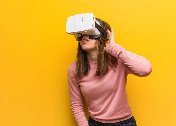 Jovem Mulher Bonita Vestindo Uma Realidade Virtual Googles Tentar Ouvir — Fotografia de Stock
